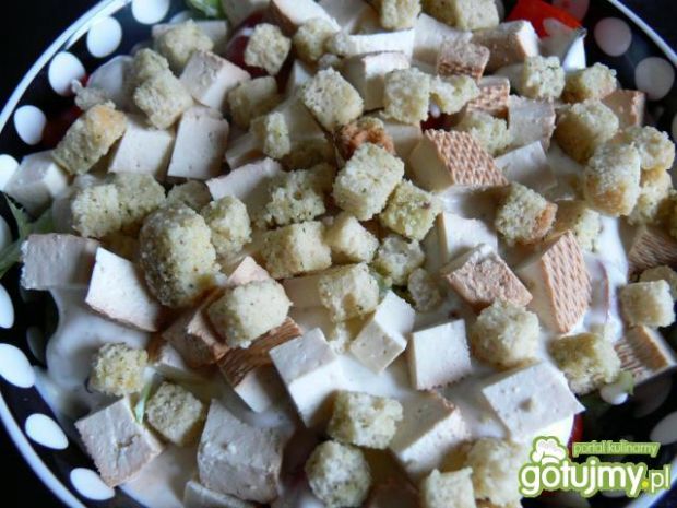Sałatka z grzankami i wędzonym tofu 