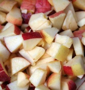 Sałatka z jabłek i bakalii