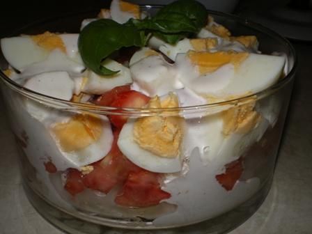 Sałatka z jajek, kalafiora i pomidorów