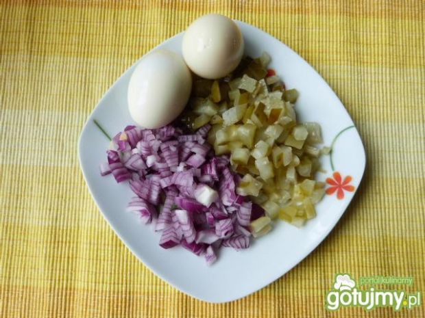 Sałatka z kabanosów, jajek i cebuli