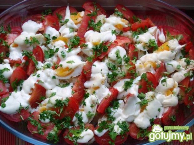 Sałatka z kalafiorem, jajami i pomidorem