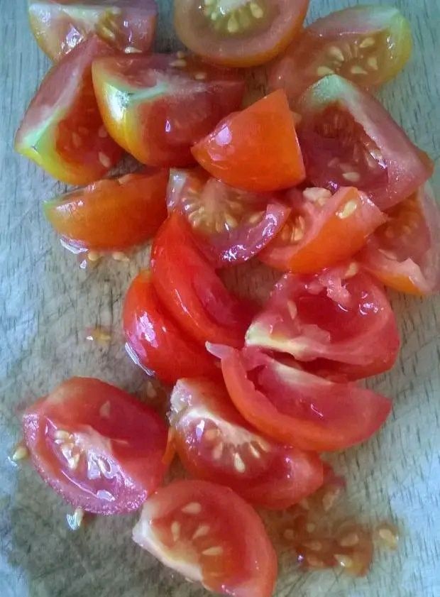 Sałatka z kapusty kiszonej, pomidorków i papryki 