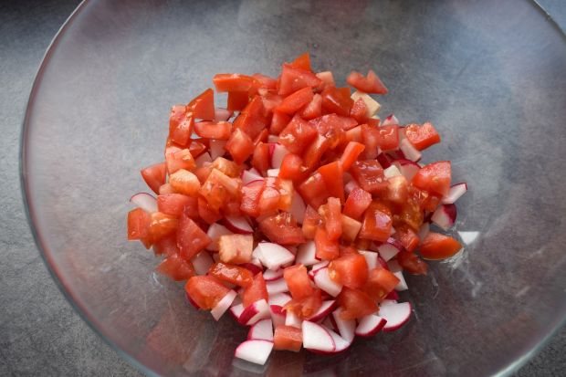 Sałatka z kaszą bulgur, mozarellą i pomidorem