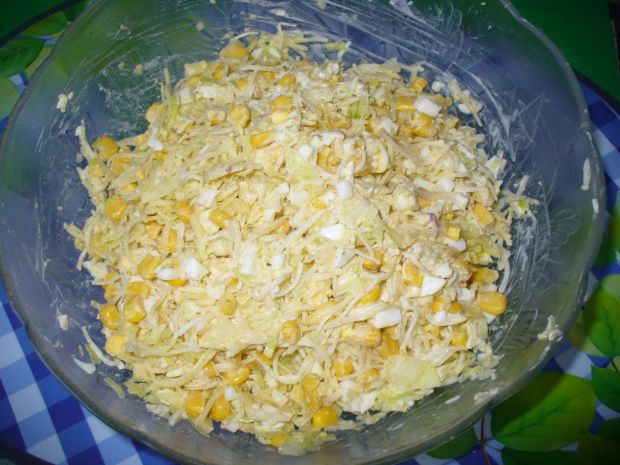 Sałatka z kukurydzą , porem i selerem konsrewowym.