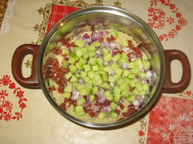 Sałatka z kuskusem, kabanosem i warzywami