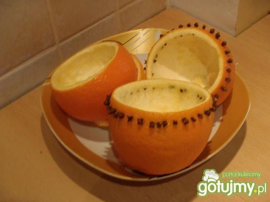 Sałatka z liczi podawana w pomarańczach