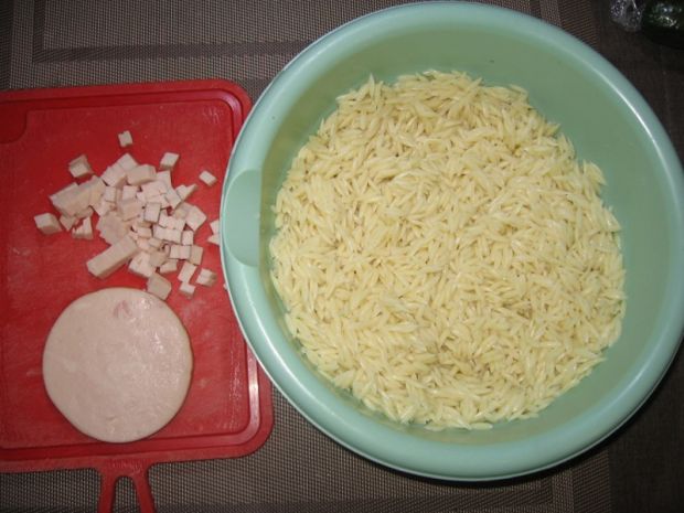 Sałatka z makaronem ryżowym, szynką i ogórkiem