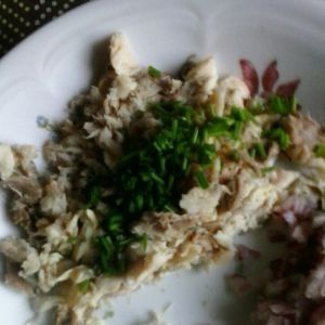 Sałatka z makreli, jajka, cebuli i szczypiorku 