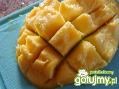 Sałatka z mango fetą i jagodami