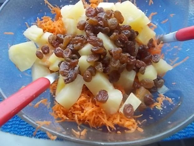 Sałatka z marchewką i ananasem