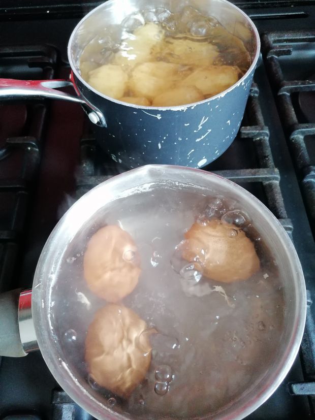 Sałatka z młodych ziemniaków w sosie twarożkowym