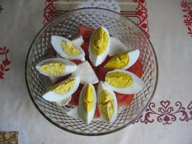 Sałatka z mozarellą, jajkiem i rzodkiewką