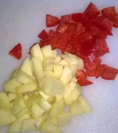 Sałatka z mozzarellą, pomidorem, papryką, jabłkiem