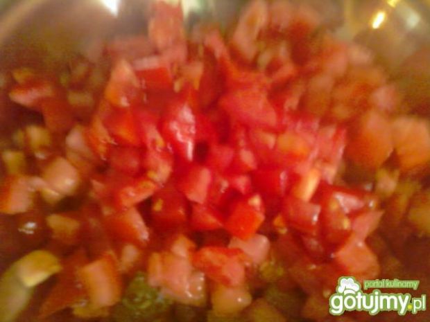 Sałatka z ogórków kiszonych i pomidora