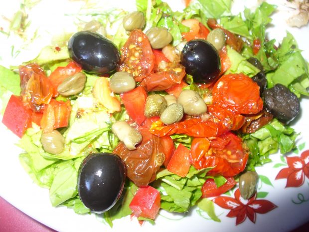 Sałatka z oliwkami i kaparami