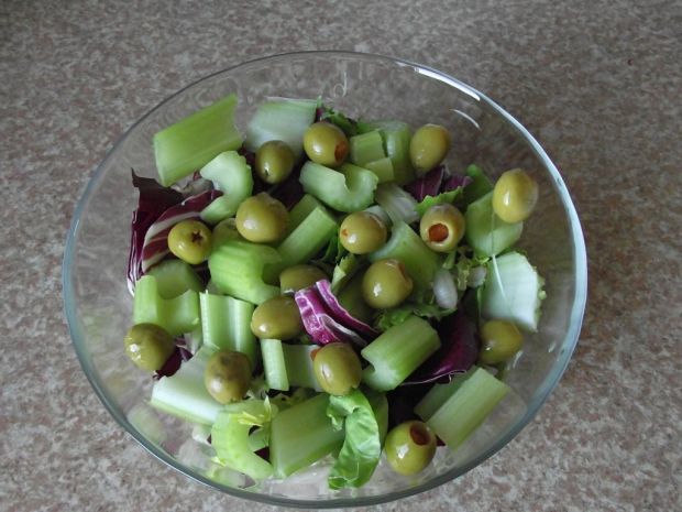 Sałatka z oliwkami, selerem naciowym i salami