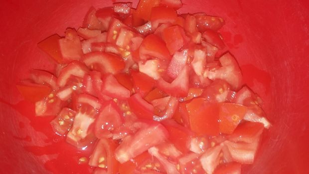 Sałatka z pomidora, fety i ogórka kisoznego