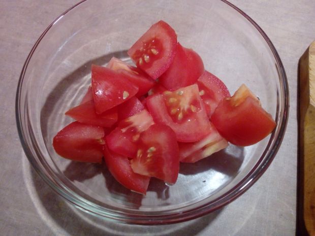 Sałatka z pomidora ze śmietaną i szczypiorkiem