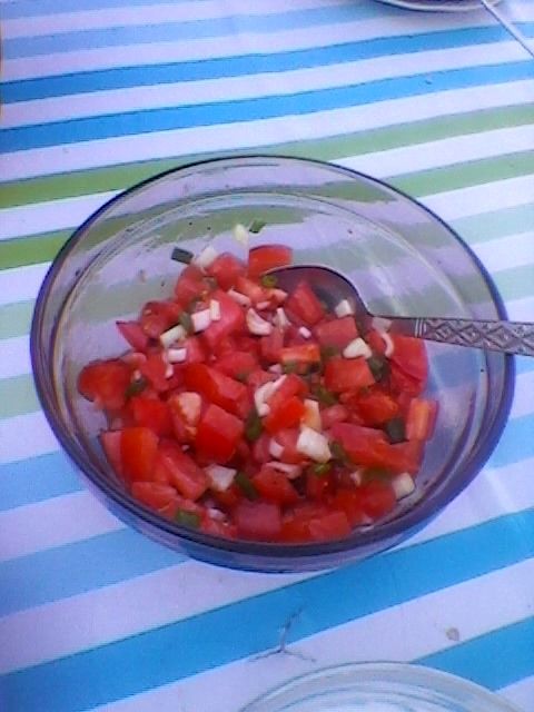 Sałatka z pomidorami i szczypiorkiem