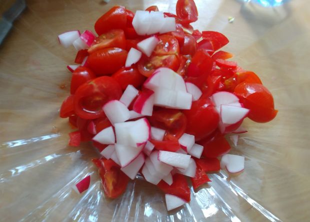 Sałatka z pomidorami, rzodkiewką i parmezanem