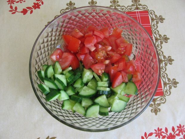 Sałatka z pomidorem, ogórkiem, papryką i mozarellą