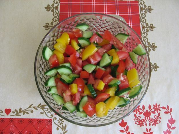 Sałatka z pomidorem, ogórkiem, papryką i mozarellą