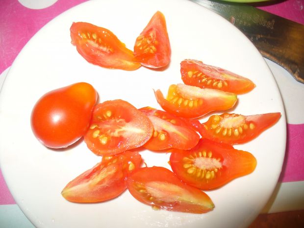 Sałatka z pomidorkami koktajlowymi i oliwkami 