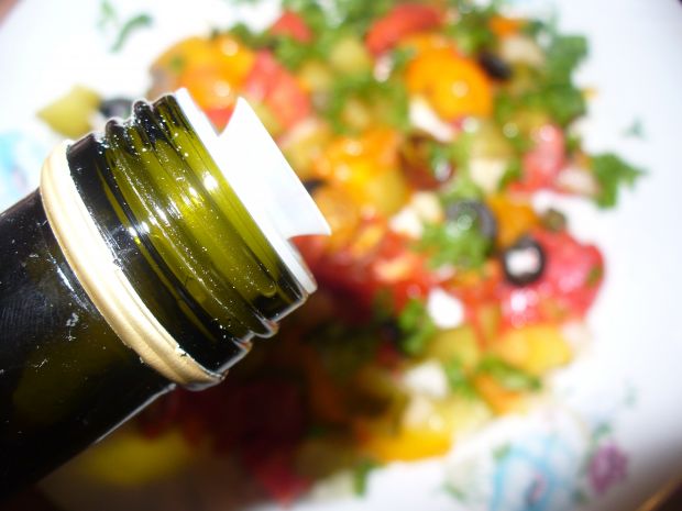 Sałatka z pomidorkami,ogórkiem kiszonym, oliwami