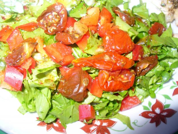 Sałatka z pomidorkami suszonymi i papryką