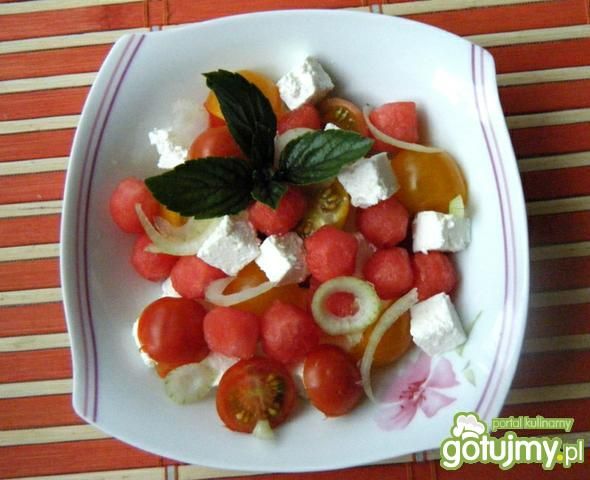 Sałatka z pomidorków, arbuza i sera