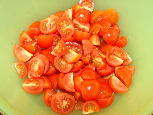 Sałatka z pomidorków i czerwonej cebulki