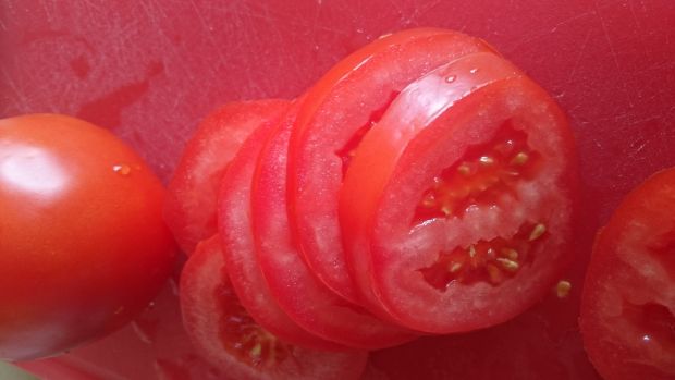 Sałatka z pomidorów pod serową pierzynką