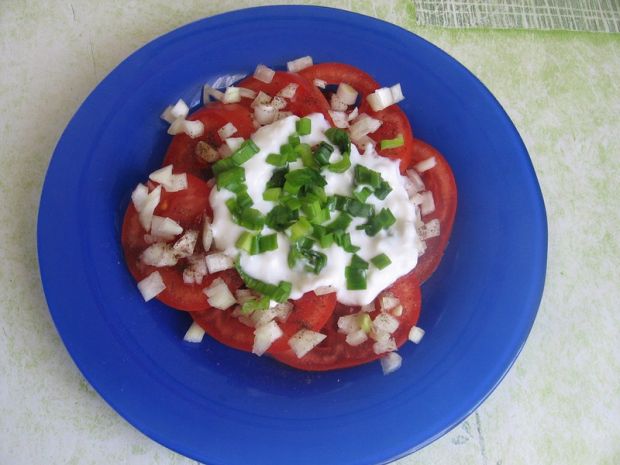 Sałatka z pomidorów z jogurtem i szczypiorkiem 