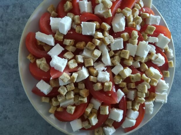 Sałatka z pomidorów z serem feta i grzankami