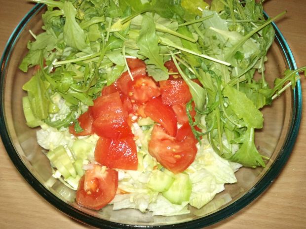 Sałatka z rukolą i suszonymi pomidorami