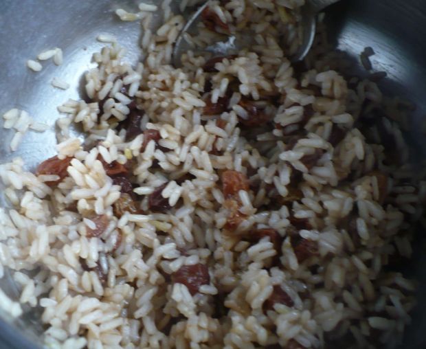 Sałatka z ryżem ciecierzycą i bakaliami