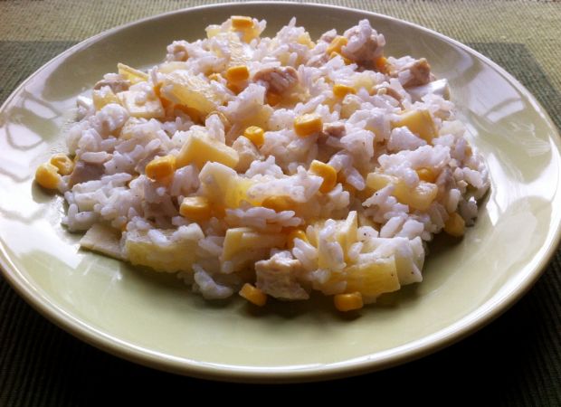 Sałatka z ryżem i ananasem