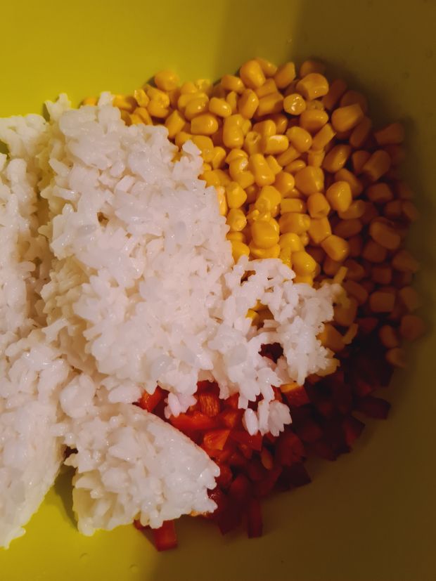 Sałatka z ryżem i kurczakiem