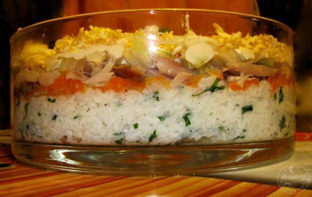 Sałatka z ryżem i rybą wędzoną