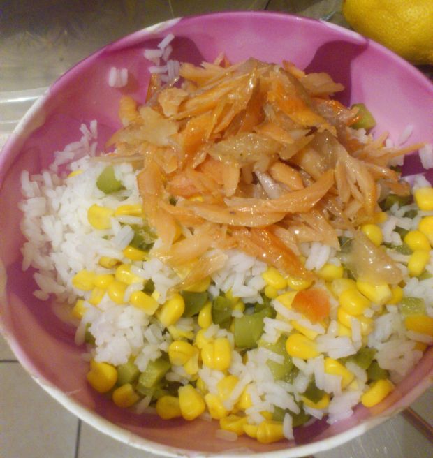 Sałatka z ryżem i wędzonym łososiem