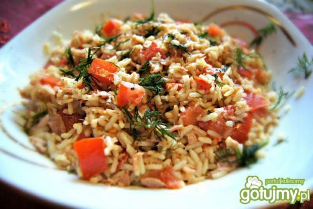 Sałatka z ryżem, tuńczykiem i pomidorem