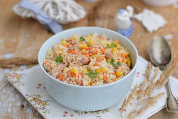 Sałatka z ryżu, marchewki, tuńczyka i kukurydzy 