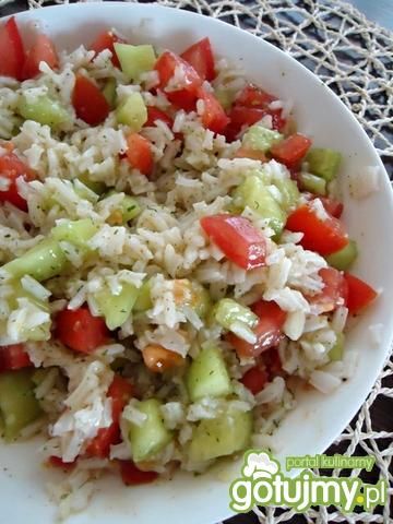 Sałatka z ryżu, pomidorów i ogórków