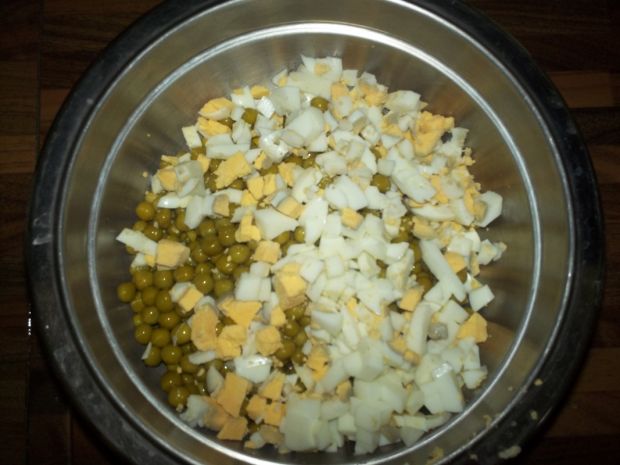 Sałatka z serem, groszkiem i kukurydzą