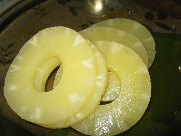 Sałatka z szynką i ananasem