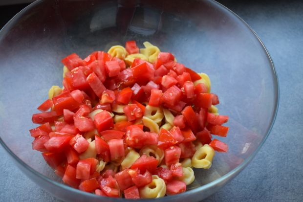 Sałatka z tortellini, fasolką i tuńczykiem 