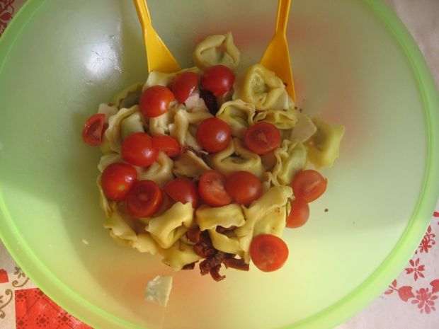 Sałatka z tortellini, suszonymi pomidorami i fetą
