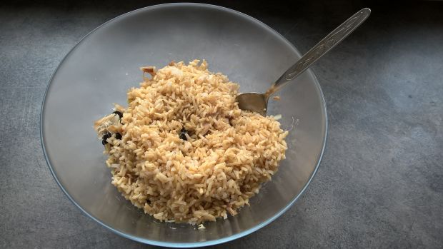 Sałatka z trewalem, brązowym ryżem i szpinakiem