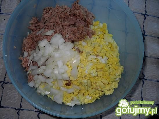 Sałatka z tuńczyka i gotowanej kukurydzy