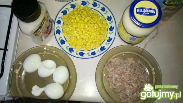 Sałatka z tuńczyka z kukurydzą i jajkem 